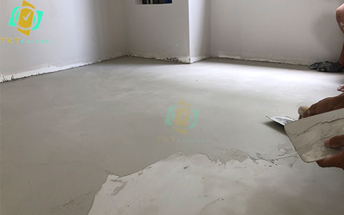 Hình ảnh: Thực hiện trét sàn Microcement