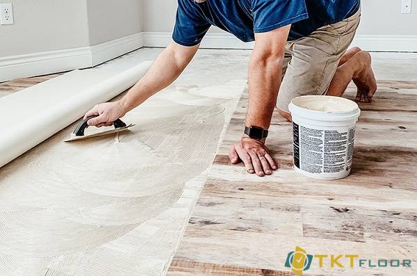 Hình ảnh trát keo trải sàn