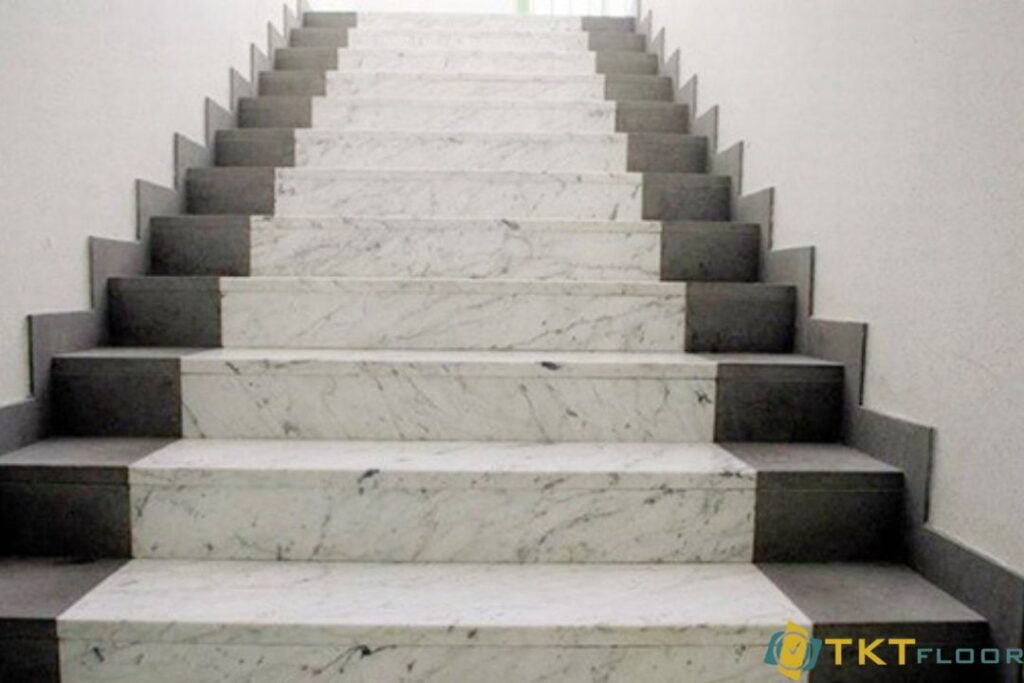 Cầu thang đá marble hai tông màu